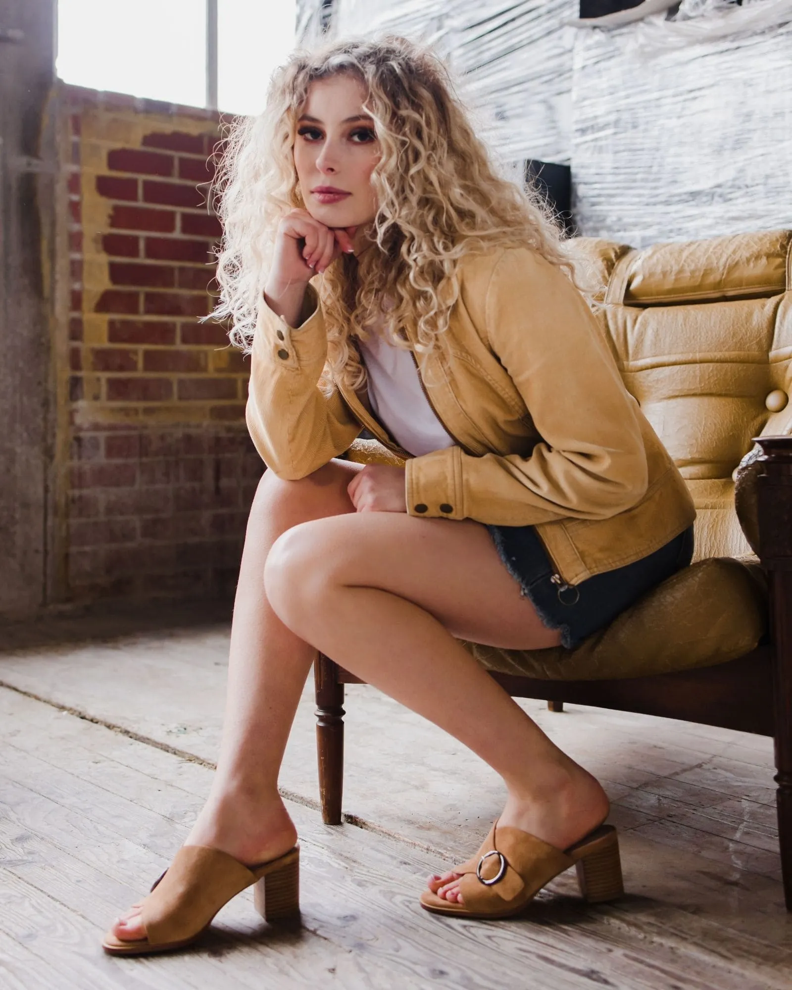 IGUESS MULE HEELS TAN SUEDE